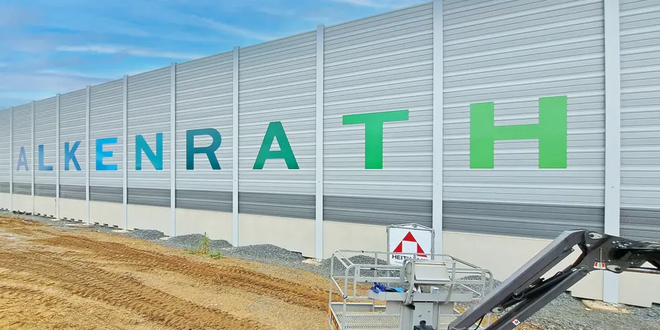 Lärmschutzwand mit robusten Stahlpfosten: Hochwertige Fertigung nach DIN EN 1090 für maximale Stabilität und Langlebigkeit.