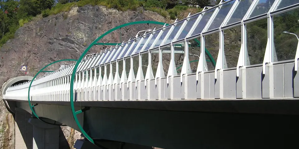 Transparente Acryl-Lärmschutzwand entlang einer Bahnstrecke von Saferoad.