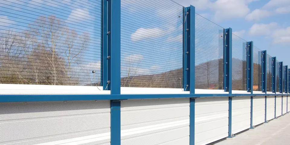 Lärmschutzwände mit stabilen Stahlpfosten: Sichere Montage und hohe Belastbarkeit selbst unter anspruchsvollen Bedingungen.