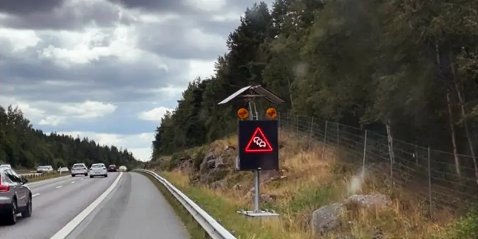 Montage der Traco Systems auf der Autobahn E4 bei Huskvarna in Schweden
